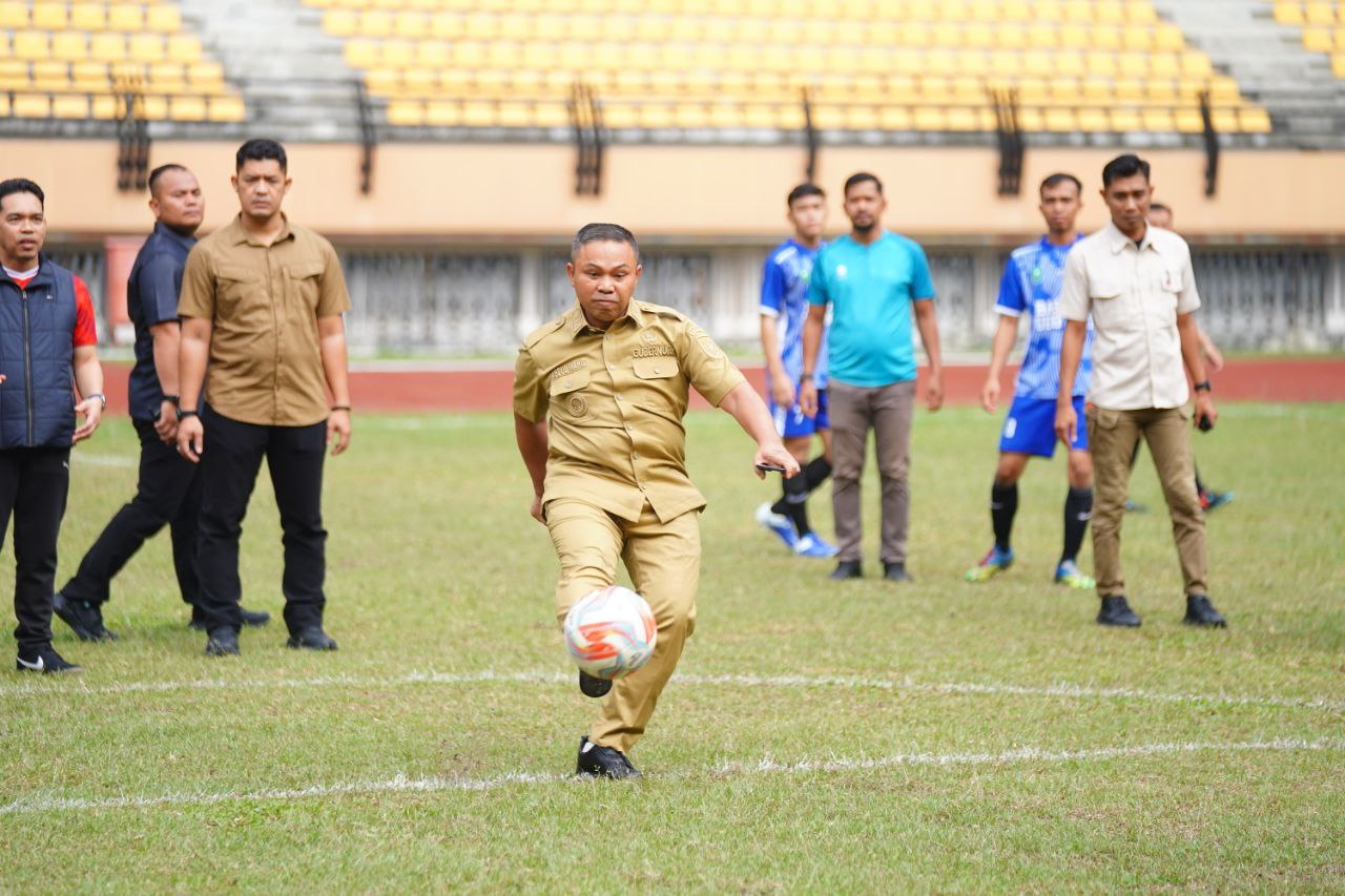 Tendangan Gubernur Abdul Wahid Jadi Tanda Dimulainya Mini Soccer HUT ke-68 Riau