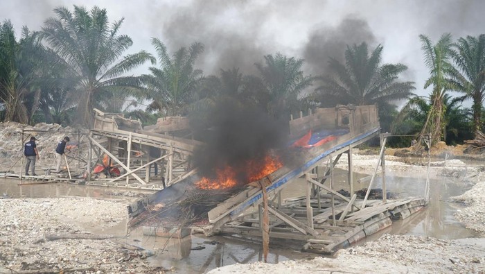 14 Hari Operasi PETI di Riau, Polda Amankan 15 Tersangka, 223 Rakit Dimusnahkan