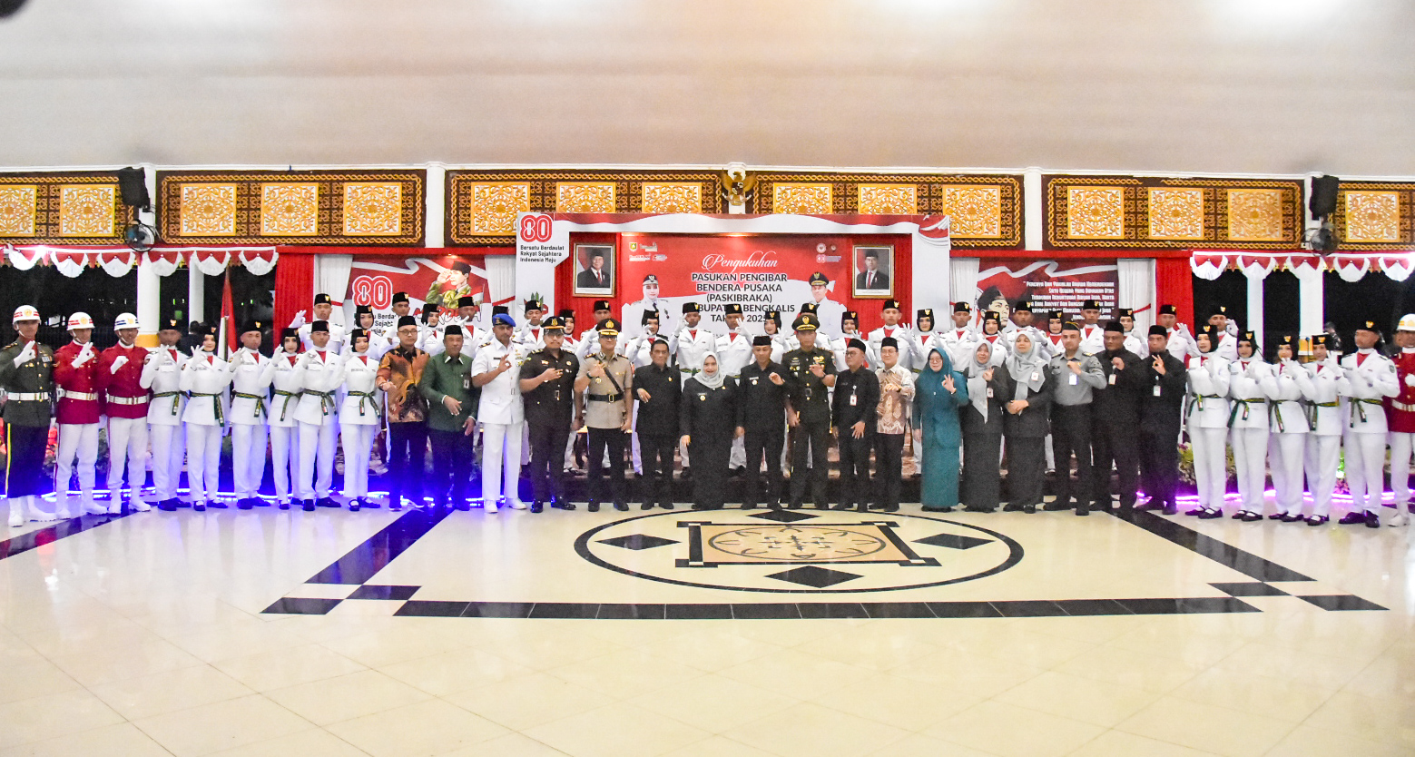 Kukuhkan Paskibraka, Bupati Kasmarni Harapkan Jadi Teladan bagi Pelajar Lain