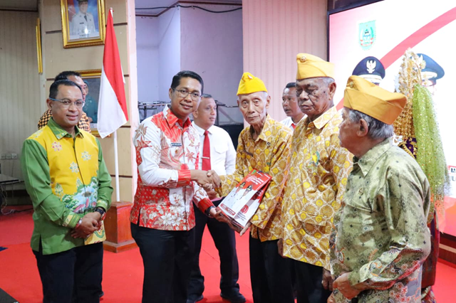 Malam Resepsi Kenegaraan, Wabup Rohil Berikan Tali Asih kepada Veteran Kemerdekaan
