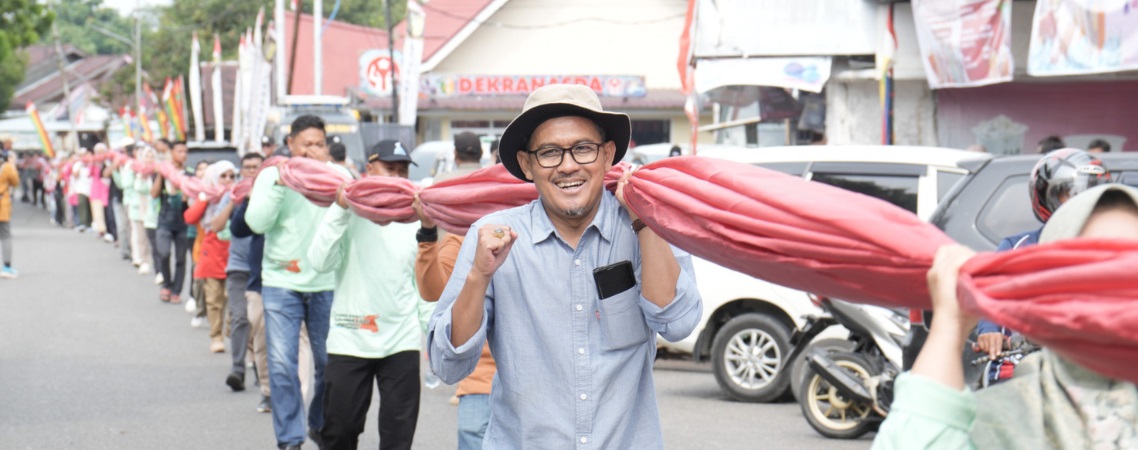 Pemkab Kuansing Bentangkan Bendera Merah Putih Sepanjang 2 Km di Sepanjang Arena Tepian Narosa