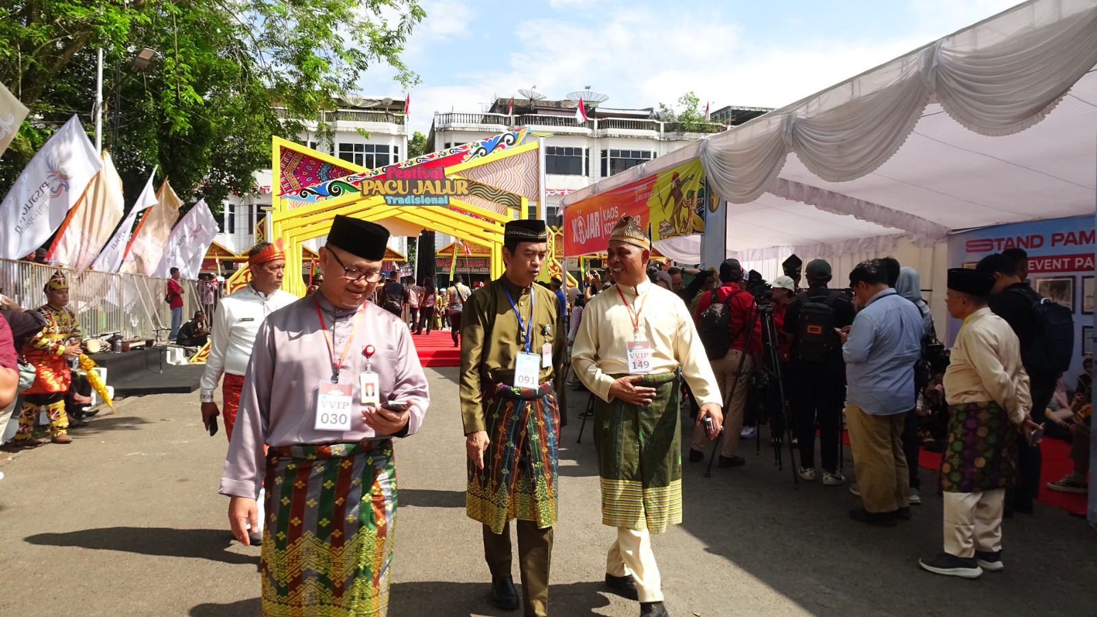 Di Tepian Narosa, Bupati Herman Saksikan Peresmian Festival Paju Jalur 2025