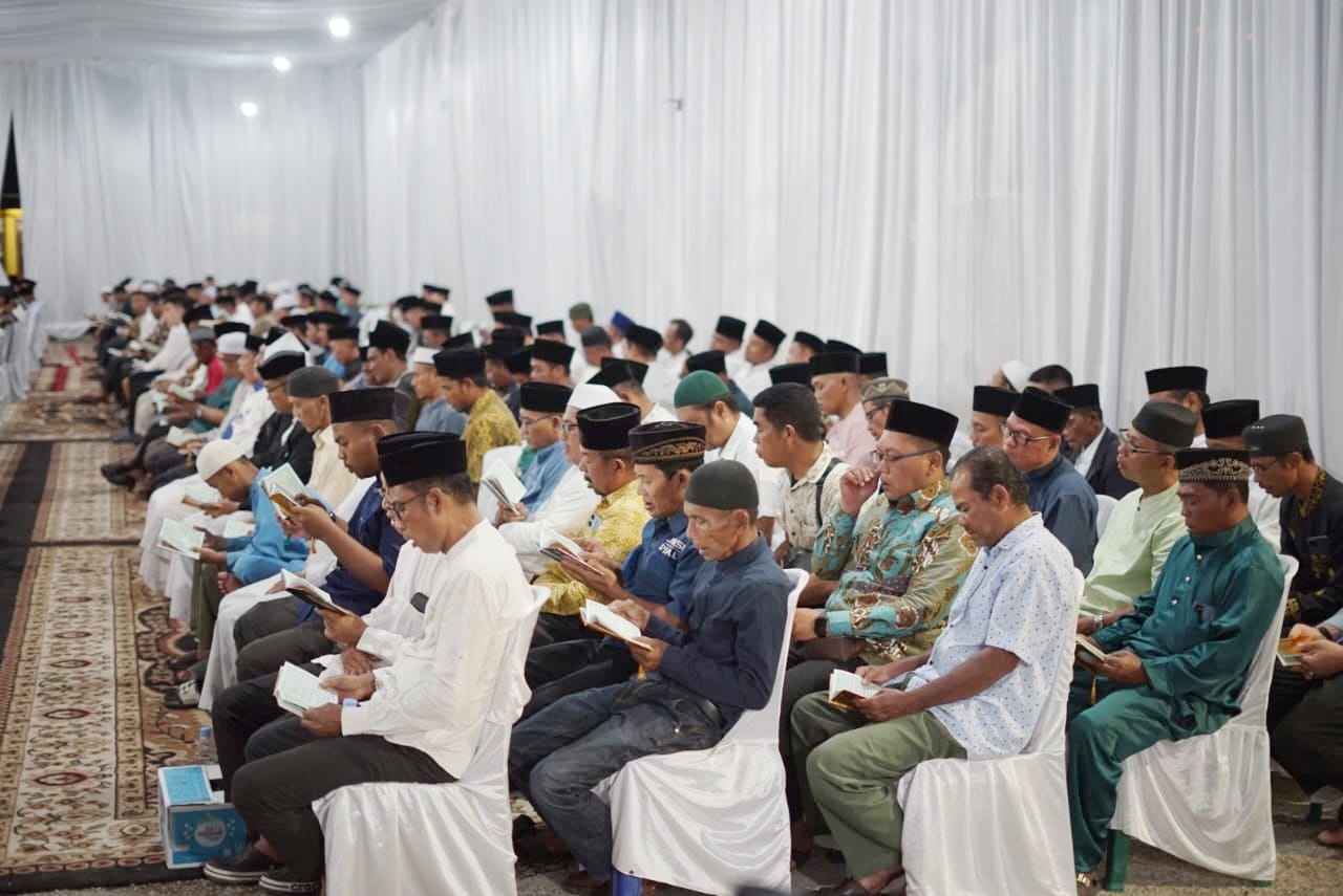 Takziah Malam Ke-14, Keluarga Besar Bupati Rohil H. Bistaman Kirim Doa untuk Alm. Hj. Basyariah