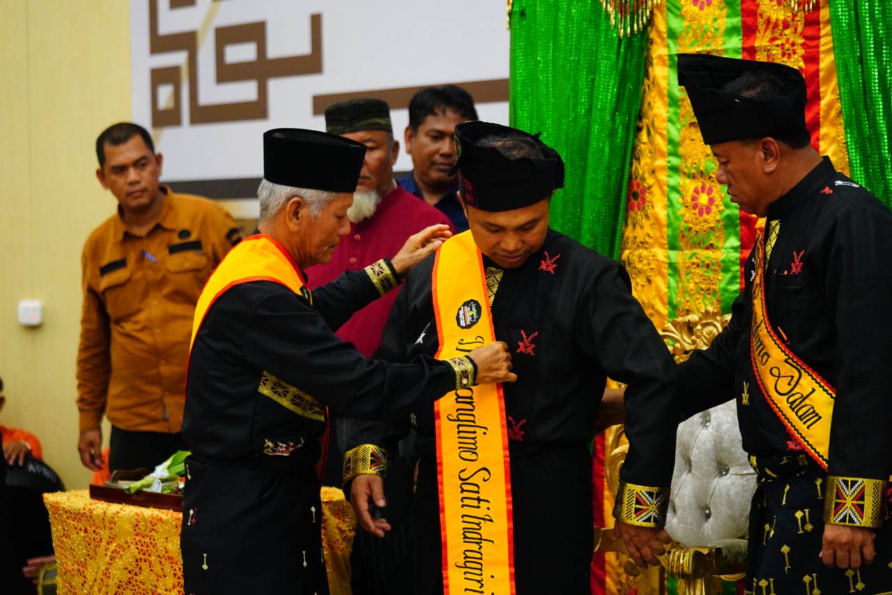 Gubri Abdul Wahid Terima Gelar Adat Panglimo Sati Indragiri dari LAN Kuansing