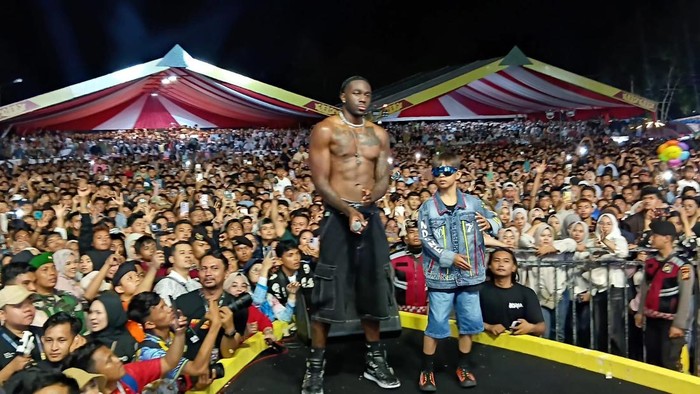 Melly Mike dan Dikha Tutup Pacu Jalur dengan 