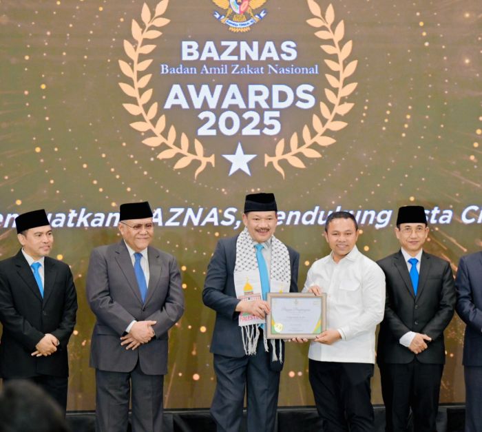 Gubri Abdul Wahid Dianugerahi Terima Penghargaan Baznas Awards 2025 