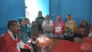 Ketua TP PKK Inhil Kunjungi Nenek Indrawati, Warga Lansia yang Tinggal Sebatang Kara