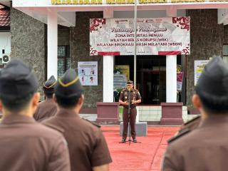 Kajari SBB Saat Pimpin Apel Senin Pagi Gaungkan Semangat Kemerdekaan dan Komitmen WBK