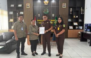 Kajari Anto Widi Nugroho Terima Langsung 8 SKK BPJS Kesehatan SBB