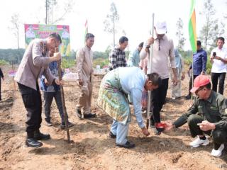 Dukung Ketahanan Pangan, Bupati Kampar Lakukan Penanaman Jagung Pipil