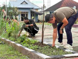 Kejari SBB ajak Seluruh Pegawai Gelar Kerja Bakti Bersama dan Mencintai Lingkungan Bersih 