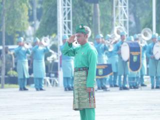 Bupati Kampar Jadi Komandan Upacara Peringatan Hari Jadi Ke-68 Provinsi Riau Tahun 2025