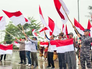 Kota Dumai Semarakkan Semangat Kemerdekaan Lewat Pembagian Bendera Merah Putih