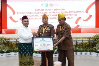 Pemprov Riau Serahkan Sagu Hati bagi 347 Veteran dan Janda Veteran