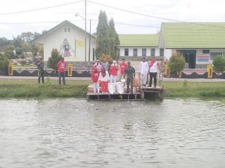 Beri Apresiasi, Wakil Bupati Kampar Kunjungi Kolam Ikan Patin Yonif 132/Bima Sakti