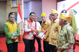 Malam Resepsi Kenegaraan, Wabup Rohil Berikan Tali Asih kepada Veteran Kemerdekaan 