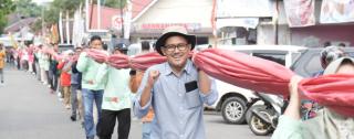 Pemkab Kuansing Bentangkan Bendera Merah Putih Sepanjang 2 Km di Sepanjang Arena Tepian Narosa