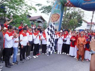 Semarak HUT RI dan Launching Car Free Day, Bupati Kampar Lepas Jalan Santai di Desa Pandau Jaya 