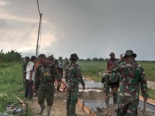 Menjelang Penutupan, Satgas TMMD dan Warga Gesa Pengerjaan Semenisasi Jalan SK 7