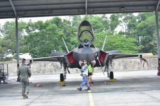 F-35 Lightning II RAAF Mendarat di Lanud RSN, Elang Ausindo 2025 Siap Dimulai