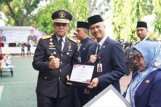 Pemprov Riau Terima Penghargaan Mitra Kerja Pada Peringatan Hari Pengayoman ke-80