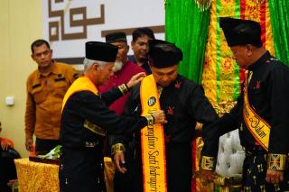 Gubri Abdul Wahid Terima Gelar Adat Panglimo Sati Indragiri dari LAN Kuansing