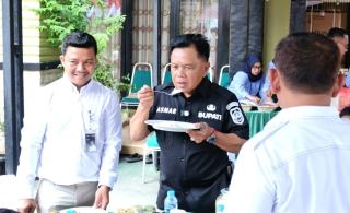 Rasakan Langsung Beras Bulog SPHP, Bupati Asmar: Enak, Aman dan Layak Konsumsi