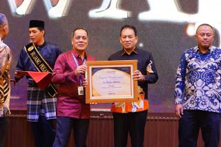 Gubri Abdul Wahid Raih Penghargaan The Best Governor in Green Environment