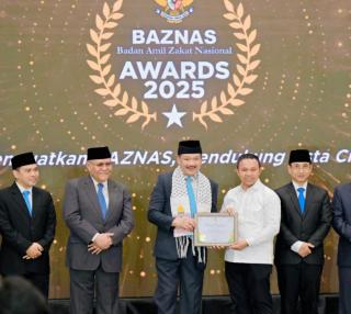 Gubri Abdul Wahid Dianugerahi Terima Penghargaan Baznas Awards 2025 