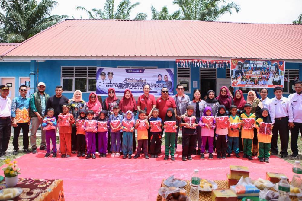 PT. Ivo Mas Tunggal Berikan Bantuan Baju Olahraga untuk 8 SD Negeri di 3 Kelurahan Terluar