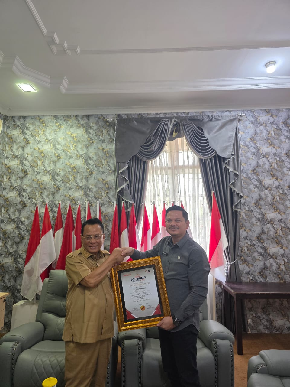 Bank Rohil Ukir Sejarah, Bupati Terima Plakat TOP BUMD Peraih Golden Awards Infobank Pertama di Riau