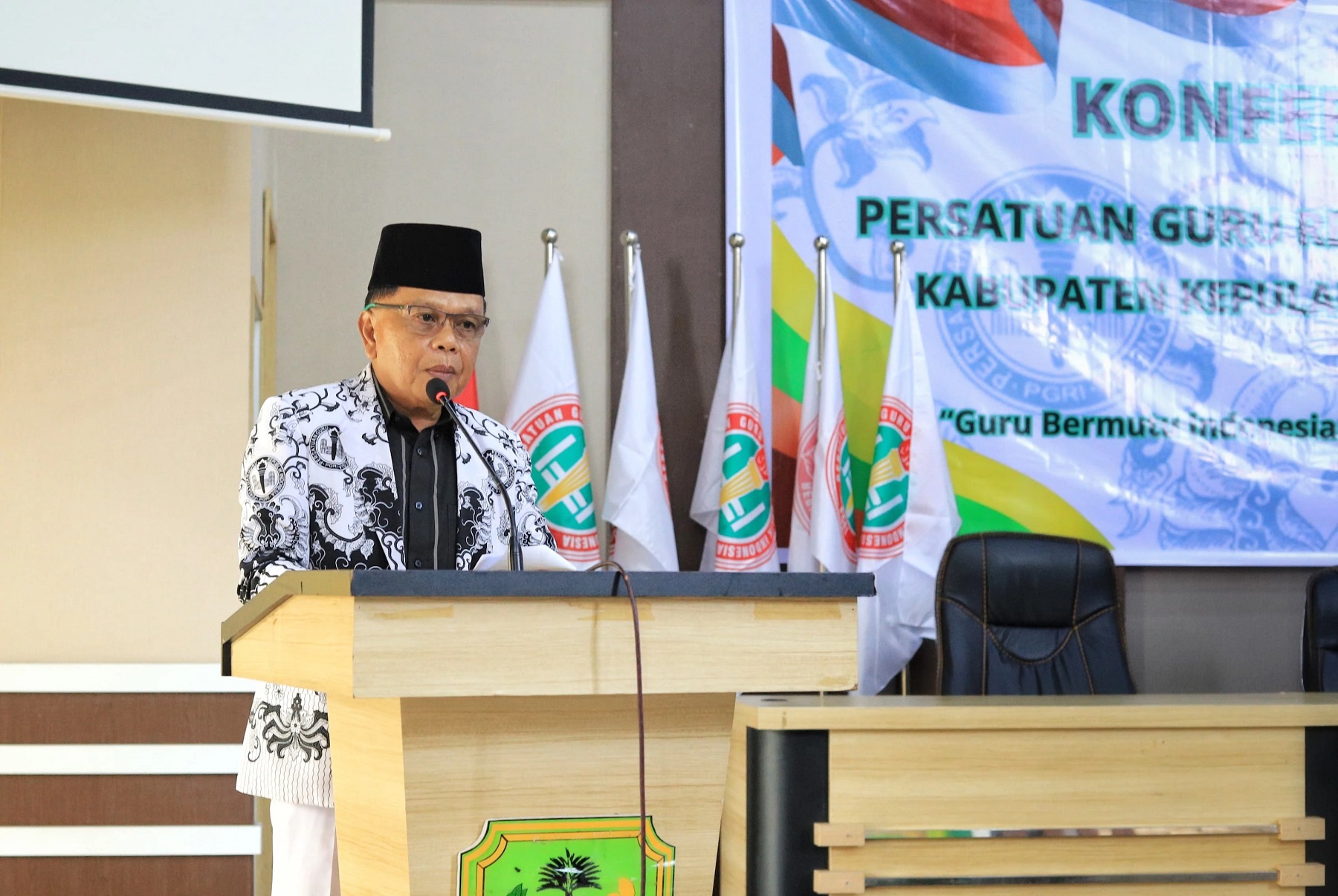 Bupati Asmar Buka Konferensi XXIII PGRI Meranti: Guru Hebat, Indonesia Kuat