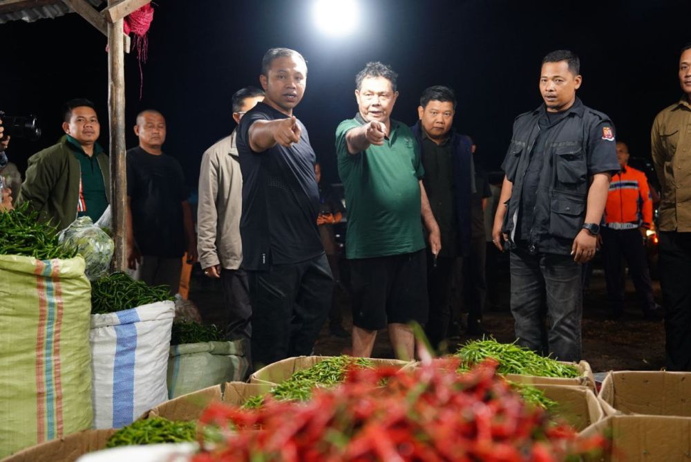 Dini Hari, Gubri Abdul Wahid Blusukan ke Pasar Induk AKAP Pekanbaru