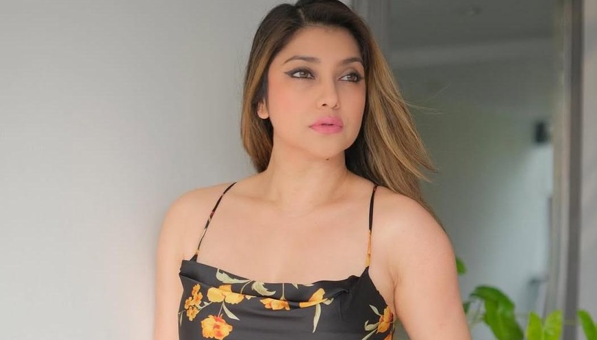 Pulang ke Indonesia, Sarah Azhari Disambut Aksi Demo