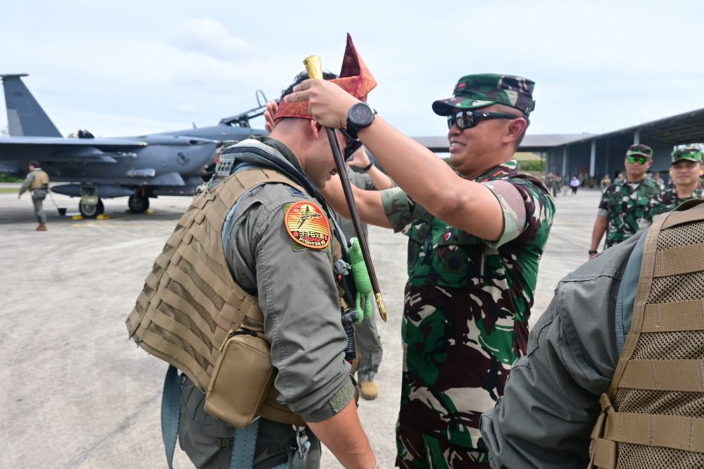 Tiba di Pekanbaru, Danlanud Rsn Pasangkan Tanjak kepada Pilot F-15 USAF