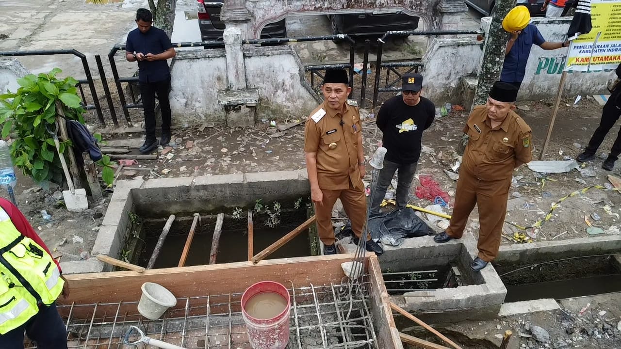 Bupati Herman Tinjau Proyek Drainase Jalan Pangeran Hidayat