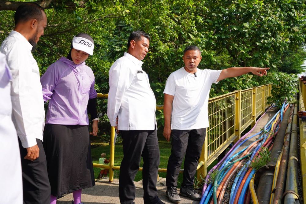 Resahkan Masyarakat, Gubri Wahid Respon Cepat Permasalahan Kabel Semrawut di Jembatan Siak I