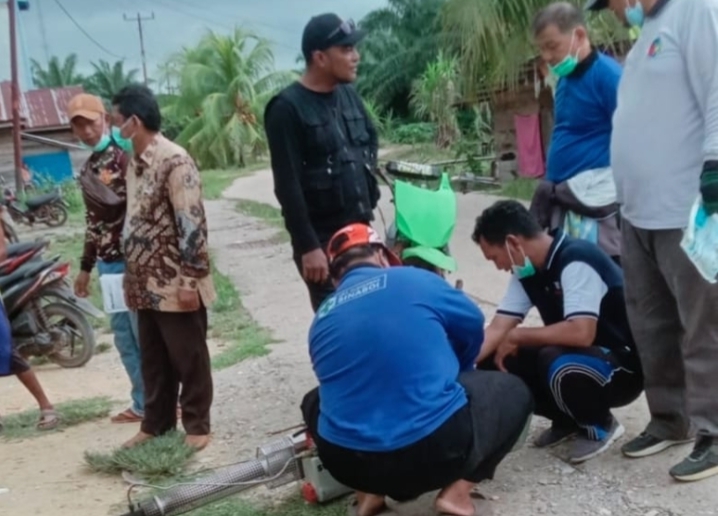 Kepenghuluan Darussalam Bersama Puskesmas Sinaboi Fogging Nyamuk dirumah  Warga 
