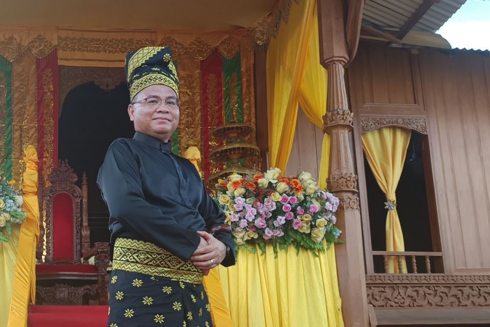 Prof Junaidi Dianugerahi Gelar Adat Kerajaan Rokan