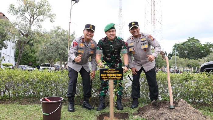 Pangdam Tuanku Tambusai Tanam Pohon Bareng Kapolda Riau