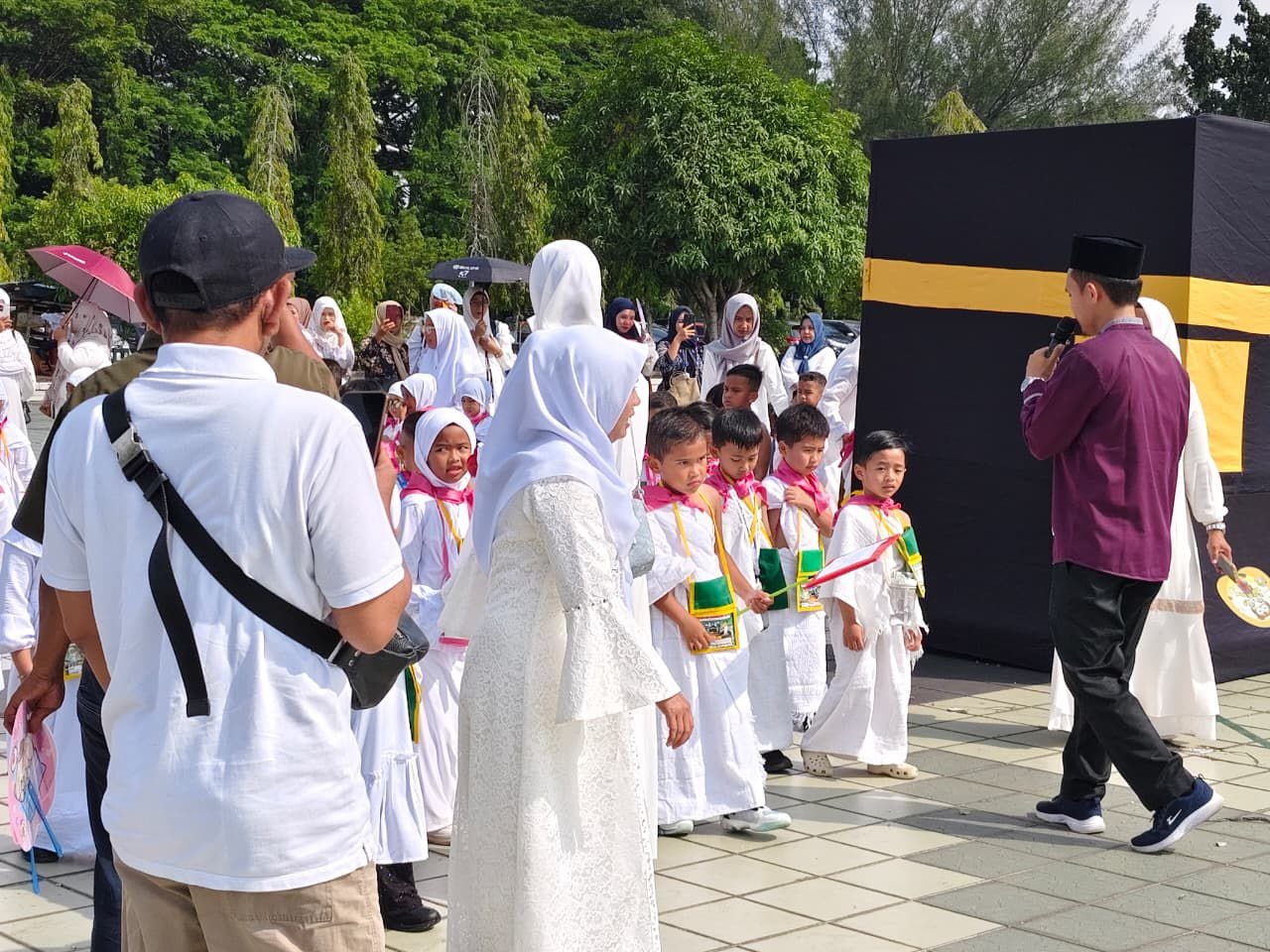 Ratusan Anak TK Ikuti Peragaan Manasik Haji di Masjid Raya Annur