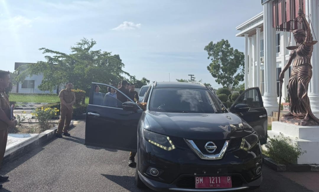 Kejari Rohil Amankan Aset Daerah, Dua Kendaraan Dinas Pemkab Dikembalikan 