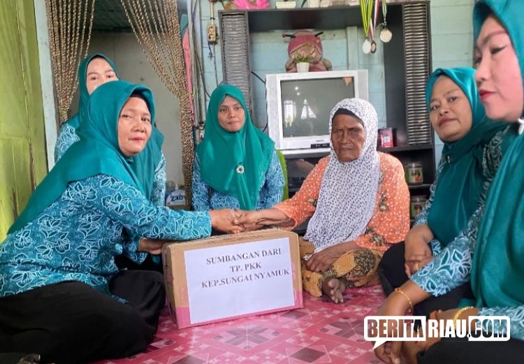 Ketua TP PKK Sungai Nyamuk Bersama Pengurus Berbagi Sembako ke Masyarakat Kurang Mampu
