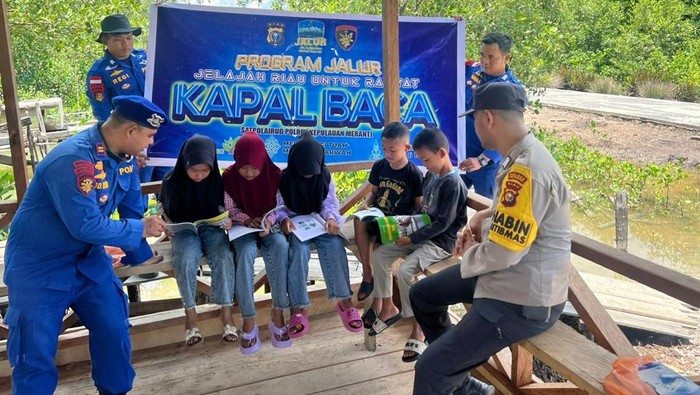 Satpolairud Polres Meranti Hadirkan Kapal Baca dan Bagikan Sembako untuk Warga Pesisir