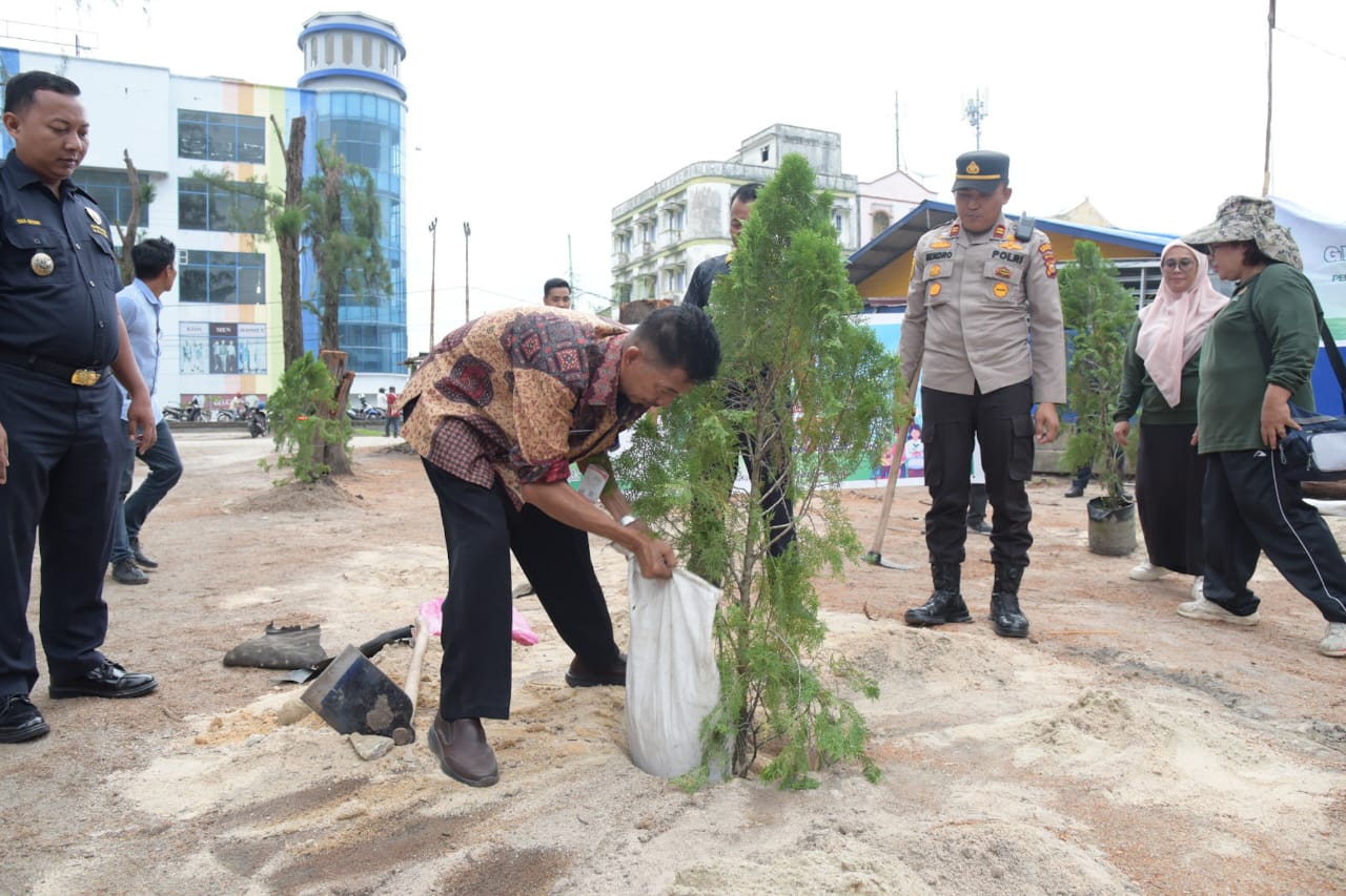Wujud Kepedulian Terhadap Pelestarian Lingkungan, Bupati Bengkalis Tanam Pohon Cemara