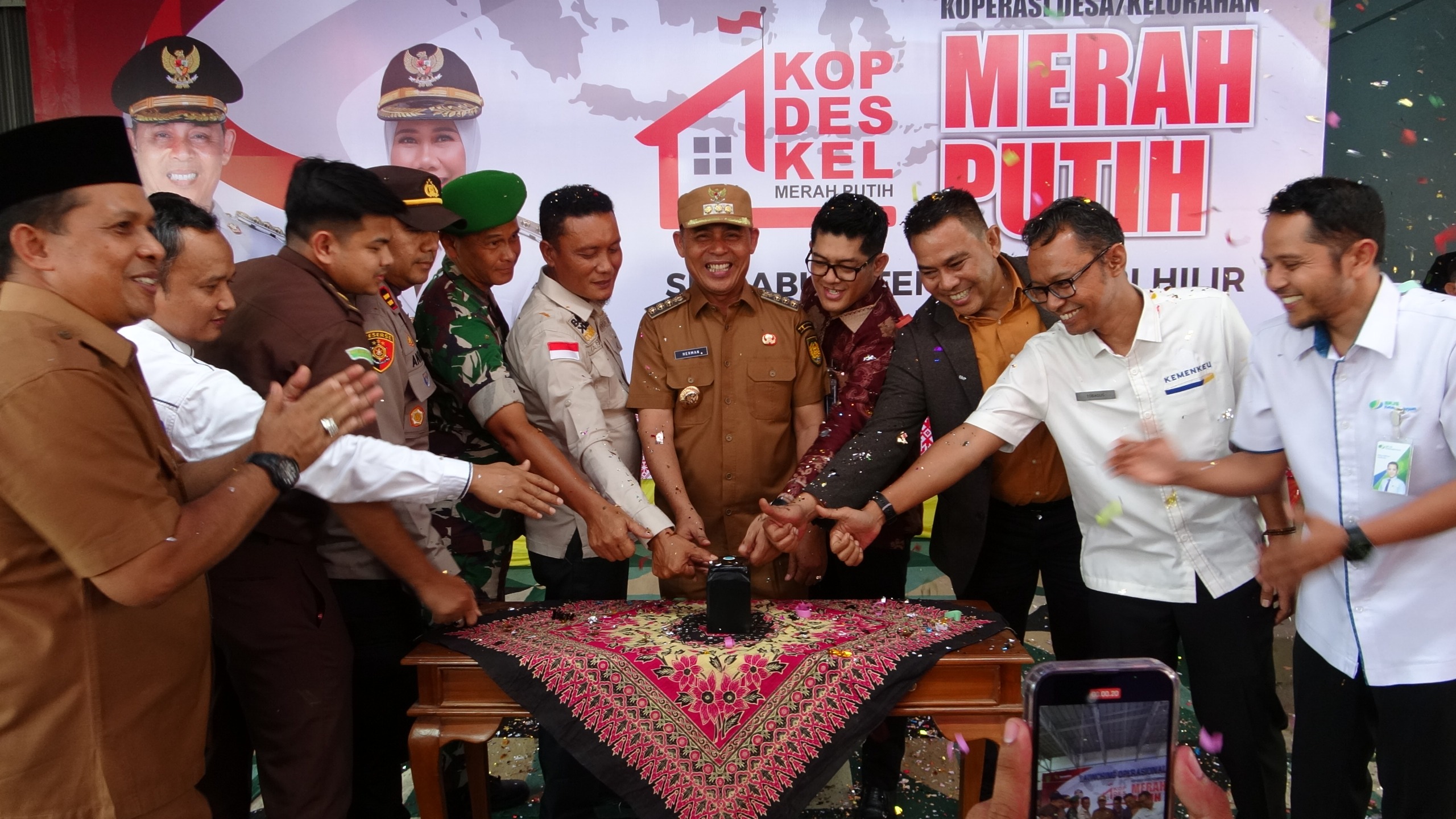 Dorong Ekonomi Desa, Bupati Herman Resmikan Koperasi Merah Putih se-Inhil