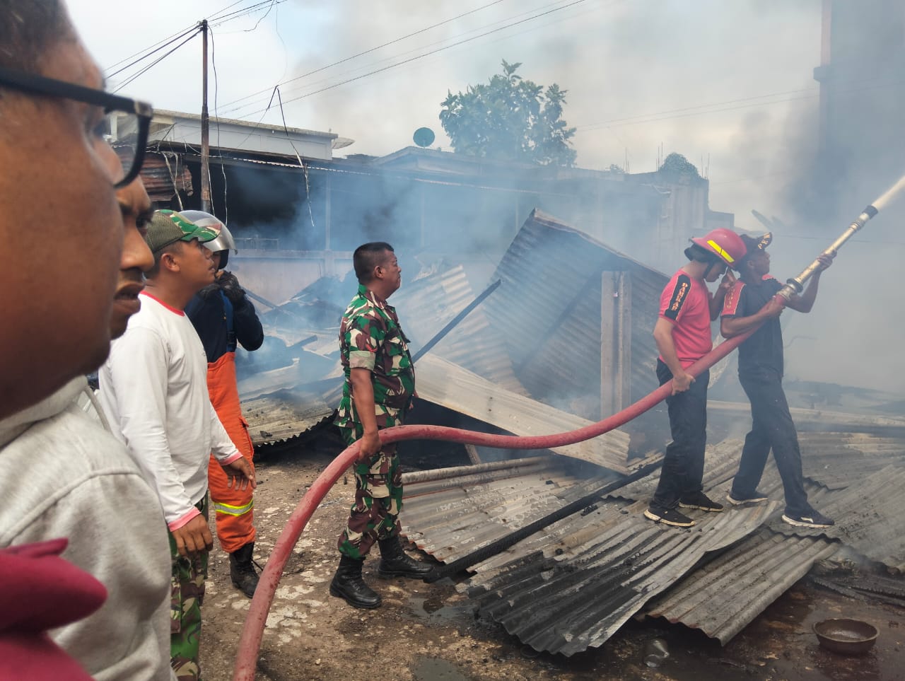 Personel Kodim 0314/Inhil Bantu Padamkan Kebakaran Empat Bangunan di Tembilahan Hulu