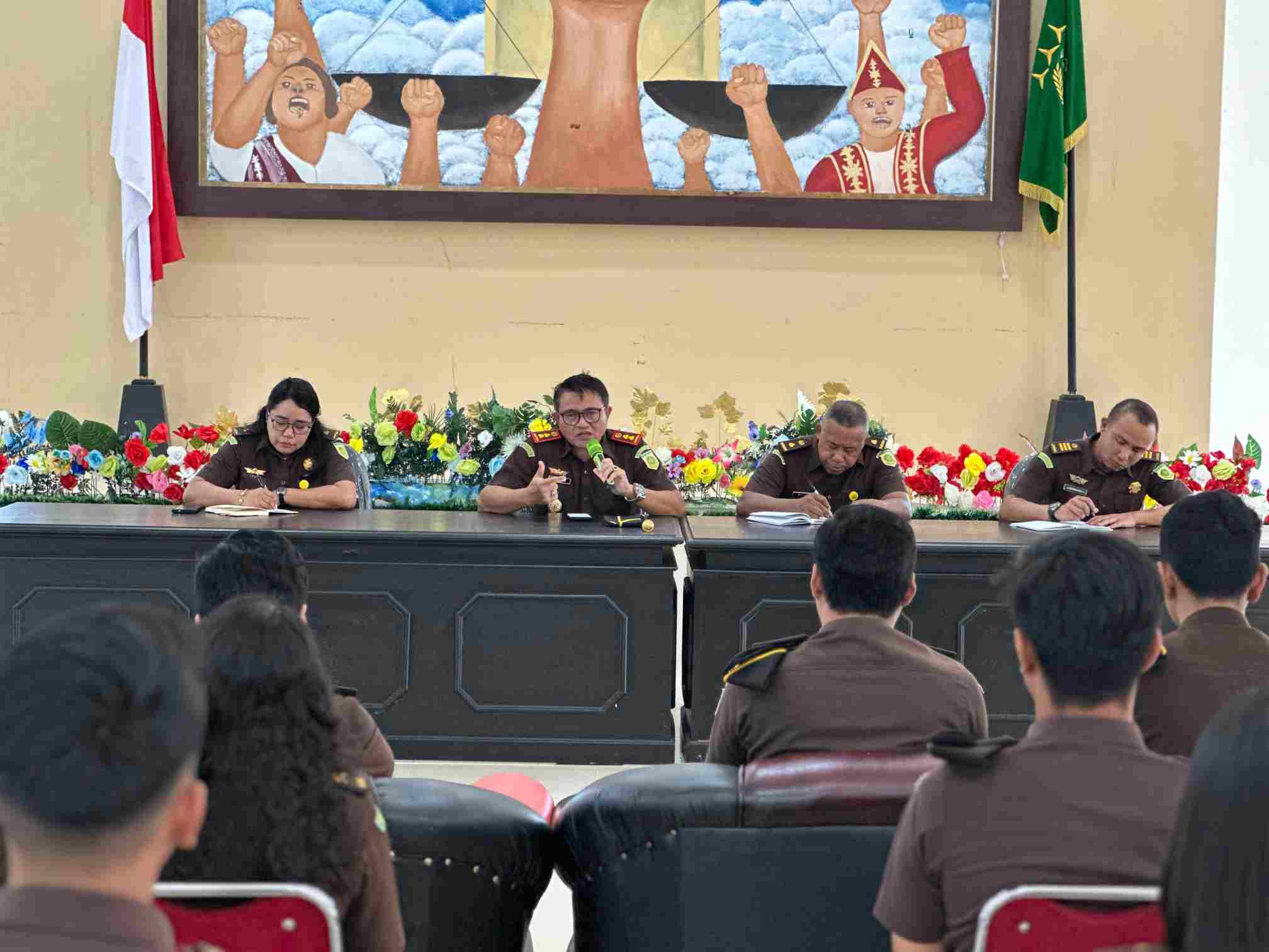 Usai Pimpin Apel Senin Pagi, Kajari SBB Gelar Rapat Staff AA Dalam Rangka Monev