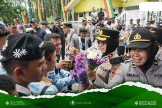 Polisi di Riau dan Pendemo jadi Bestie, Polwan Dandan Cantik dan bagi Bunga, Kenapa?