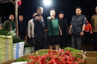 Dini Hari, Gubri Abdul Wahid Blusukan ke Pasar Induk AKAP Pekanbaru 